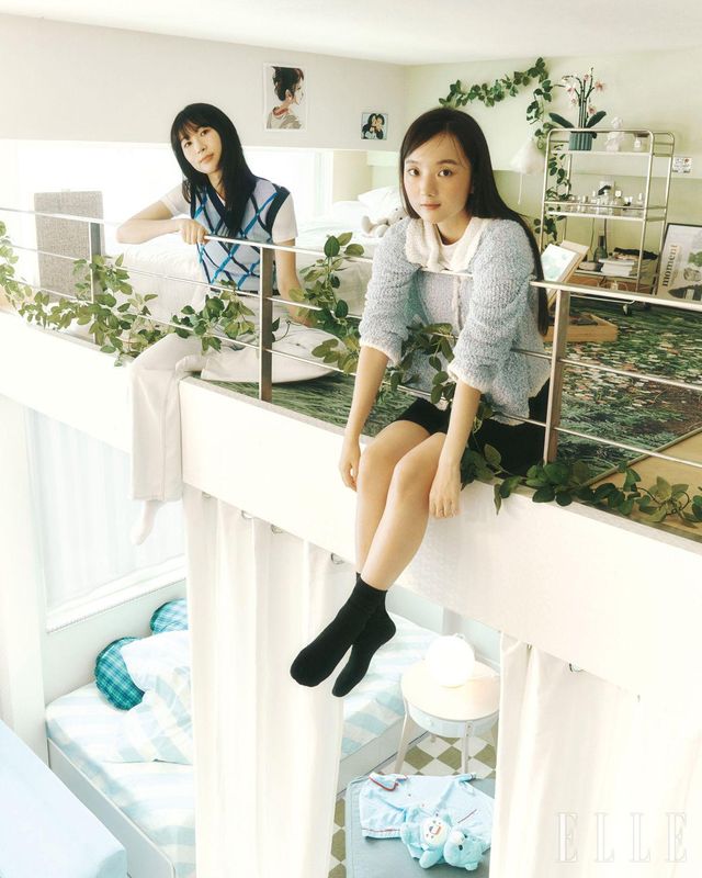 (위층)그레이 컬러 공기청정기는 ‘푀르누프티그’, 화이트 컬러의 이불커버 세트는 ‘나티아스민’, 모두 Ikea. (아래층)스트라이프 패턴의 이불커버 세트는 ‘슬뢰이실리아’, 체커보드 패턴의 러그는 ‘클라스룸’, 공기청정기가 내장된 사이드 테이블은 ‘스타르크빈드’, 매트리스로 사용할 수 있는 그레이 컬러 푸프는 ‘비텔’, 공간을 분리하는 반암막 커튼은 ‘메레테’, 모두 Ikea.