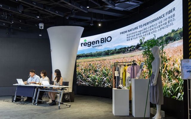 지속 가능 패션을 위한 다양한 제품을 선보인 효성티앤씨의 프레젠테이션 현장.