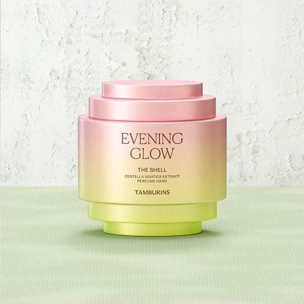 탬버린즈 쉘 퍼퓸 핸드 이브닝 글로우 ★: 허브 딜의 상쾌함이 지나가면 따스하고 달콤한 장미, 라즈베리 향이 피어나고 나무, 흙이 떠오르는 자연의 향이 남는다. 15mL 1만8천5백원. 30mL 3만2천원.