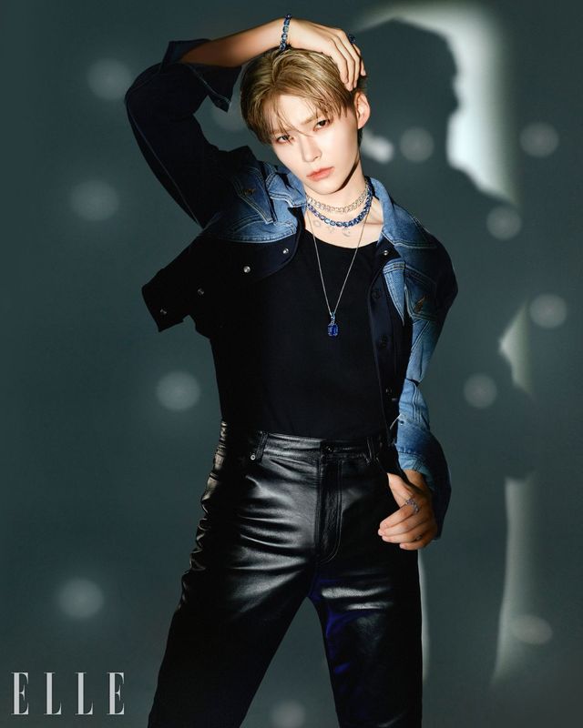 볼드한 블루 크리스털의 밀레니아 테니스 네크리스는 58만원, 화이트 크리스털의 밀레니아 초커는 53만원, 밀레니아 펜던트 네크리스는 24만9천원, 밀레니아 테니스 브레이슬릿은 40만원, 오른손 검지에 낀 밀레니아 오픈 링은 18만9천원, 왼손 검지에 낀 매트릭스 칵테일 링은 21만9천원, 모두 Swarovski.