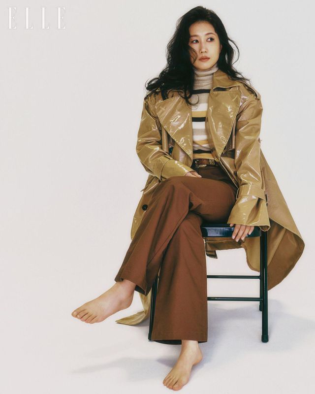 크렌치 코트는 Dint. 팬츠는 Sealot. 여성에 대한 세밀한 시선을 지닌 김현정 감독.