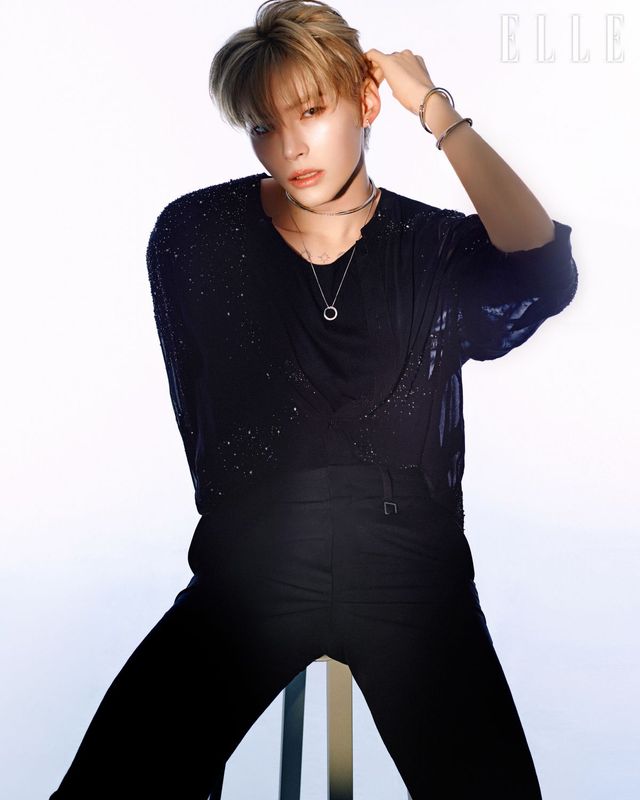 구조적인 디자인의 하이퍼볼라 스핀 초커는 48만원, 덱스테라 펜던트 네크리스는 19만9천원, 레이어링한 하이퍼볼라 스핀 뱅글은 각 24만9천원, 매트릭스 비토레 후프 이어링은 13만9천원, 모두 Swarovski.