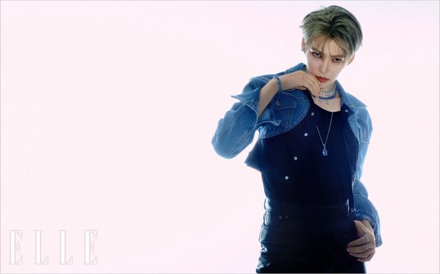 매트릭스 클립 이어링은 21만9천원, 볼드한 블루 크리스털의 밀레니아 테니스 네크리스는 58만원, 화이트 크리스털의 밀레니아 초커는 53만원, 밀레니아 펜던트 네크리스는 24만9천원, 밀레니아 테니스 브레이슬릿은 40만원, 오른손 검지에 낀 밀레니아 오픈 링은 18만9천원, 왼손 검지에 낀 매트릭스 칵테일 링은 21만9천원, 모두 Swarovski.