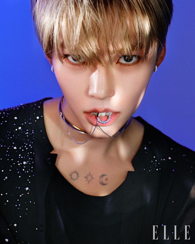 골드와 실버가 레이어드된 하이퍼볼라 스핀 초커는 48만원, 덱스테라 펜던트 네크리스는 19만9천원, 매트릭스 비토레 후프 이어링은 13만9천원, 모두 Swarovski.