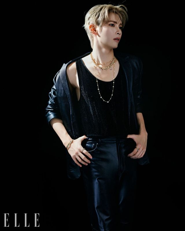 임버 이어링 커프는 21만9천원 (3pcs), 골드 톤 플레이팅에 볼드한 화이트 크리스털이 화려한 임버 테니스 네크리스는 48만원, 짧게 레이어링한 임버 네크리스는 28만9천원, 길게 늘어트린 임버 네크리스는 40만원, 오른손에 착용한 덱스테라 뱅글은 38만원, 임버 링은 18만9천원, 왼손에 착용한 덱스테라 링은 18만9천원, 모두 Swarovski.