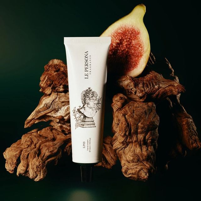 르페르소나 우든 페이스 ★★: 꽃과 과일, 이국적 향신료 향이 밴 듯한 고고하고 성숙한 나무 향. 55mL 2만5천원. 