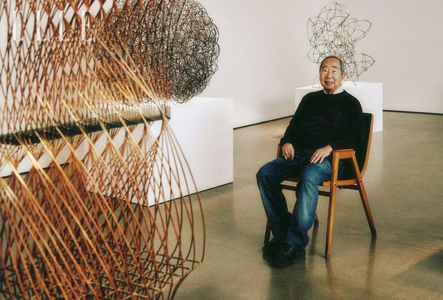 마치 살아 있는 유기체 같은 조각 작품들 사이에 앉아 있는 존 배 작가.