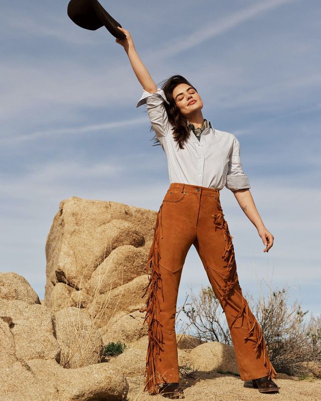 루시 헤일이 가장 마음에 드는 아이템 중 하나인 프린지 레더 팬츠를 입고 사막 위에서 포즈를 취했다. 
