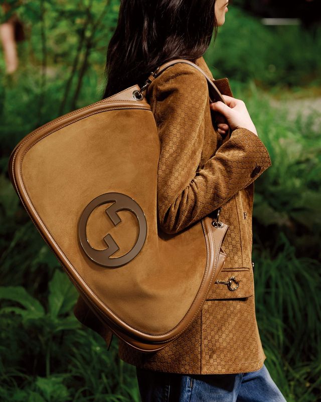 스웨이드 소재가 클래식한 블론디 백. 