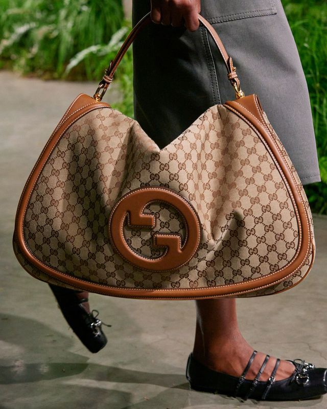  GG 모노그램 패턴의 블론디 백. 