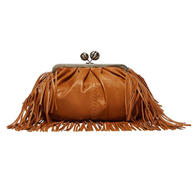 메탈 클로저와 프린지 디테일이 돋보이는 ‘파스티치노’ 백.