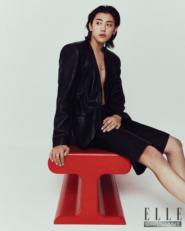 레더 재킷과 레더 쇼츠는 모두 MUGLER. 워커 부츠는 KENZO.