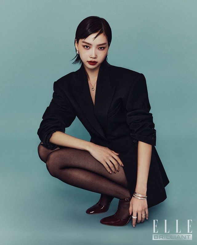 테일러드 재킷은 YCH. 스트랩 펌프스는 FERRAGAMO.