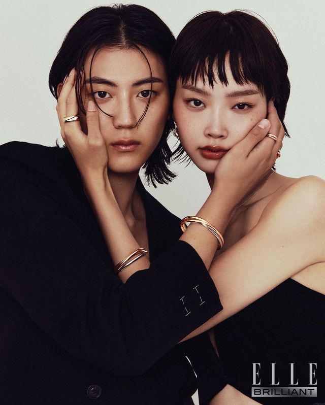 석기 테일러드 재킷은 MAISON MARGIELA. 서연 튜브톱 드레스는 SELF PORTRAIT.