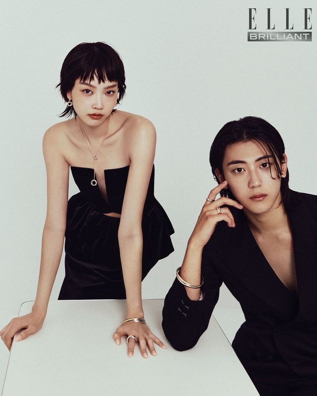 서연 튜브톱 드레스는 SELF PORTRAIT. 석기 테일러드 재킷은 MAISON MARGIELA.