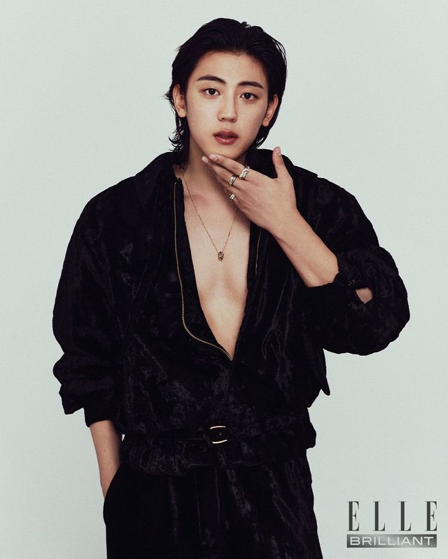 벨벳 소재 블루종과 팬츠는 모두 EENK.