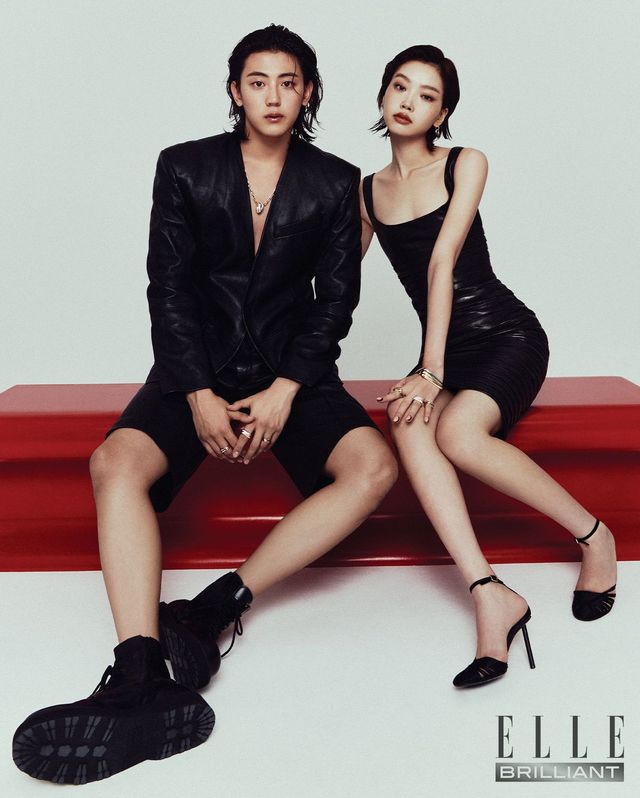 석기 레더 재킷과 레더 쇼츠는 모두 MUGLER. 워커 부츠는 KENZO. 서연 레더 드레스는 VERSACE. 스트랩 슈즈는 FERRAGAMO.