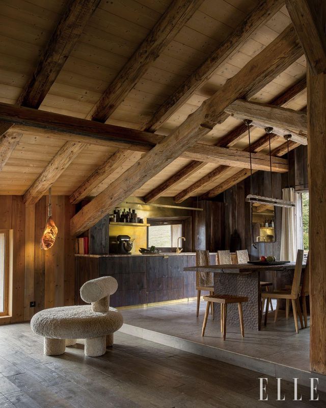 목재와 황동으로 꾸민 주방. 핸드 블로잉 유리 장식품 ‘앰버 햄(Amber Ham)’과 크리스털 장식이 가미된 황동 조명 ‘우라노스(Ouranos)’가 시선을 사로잡는다. 조각품 같은 테이블과 의자는 소하 컨셉트(Soha Concept)의 디자인, 창밖을 향해 배치된 양가죽 의자는 올가 옌겔의 ‘후 아 유(Who are You)’. 