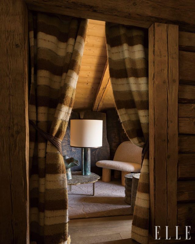 커튼 뒤에 숨은 아늑한 방. 바닥 카펫은 아틀리에 토르틸의 ‘히르시(Hirsi)’, 청동 테이블은 이레네 마리아 간저(Irene Maria Ganser)의 ‘코니페라(Conifera)’, 청동 램프는 장 그리소니의 작품, 의자 ‘마트료시카(Matrioshka)’는 올가 옌겔의 디자인.