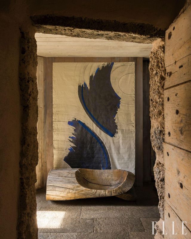 스키 장비 보관 창고로 이어지는 문. 그림은 앵텔레(Yentele)의 ‘프로세션 X(Procession X)’. 앞에 놓인 벤치는 데니스 밀로바노프가 참나무로 조각한 것. 