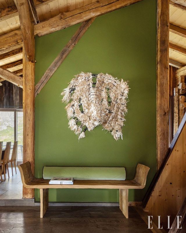 전기톱으로 낸 무늬가 포인트인 데니스 밀로바노프의 ‘로만(Roman)’ 벤치. 페린 루소(Perrine Rousseau)가 양모, 리넨, 메탈, 실크 등을 손수 엮어 만든 ‘케키로(Kechiro)’로 벽을 장식했다. 