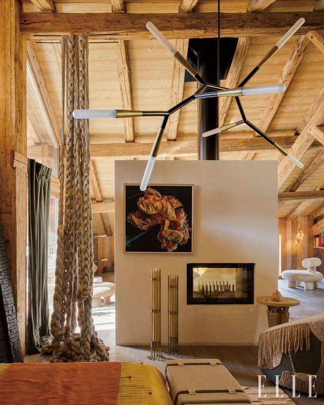 거실 한쪽에 마련된 침실. 페린 루소의 리넨 공예품 ‘프레미스(Premices)’가 공간을 우아하게 분리한다. 난로 벽 위 사진은 탈 랑크만(Tal Lancman)의 ‘튤립 버드(Tulip Bud)’, 청동 촛대는 토마 뒤리에(Thomas Duriez)의 ‘르 탕(Le Temps)’. 오른편 자수 의자와 사이드 테이블은 각각 마리 이자벨 푸아리에 트로야노의 ‘카라(Kara)’, 크리스티앙 아스튀그비에유(Christian Astuguevieille)의 ‘콜튀(Coltu)’. 천장 조명은 크리스토퍼 부츠의 ‘파스미다(Phasmida)’.