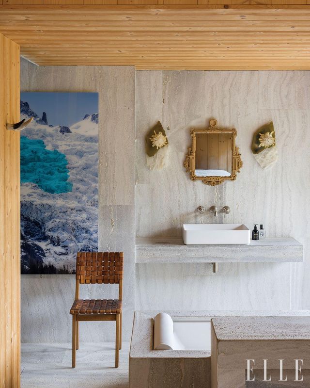 욕실은 질 페르네(Gilles Pernet)의 사진 ‘레 보송(Les Bossons)’, 스테판 무플레트의 목재 거울, 크리스토퍼 부츠의 크리스털 황동 램프 ‘슈거 스콘스(Sugar Sconce)’, 젠스 리솜(Jens Risom)의 빈티지 체어로 장식하고 회색 석회로 마감했다.