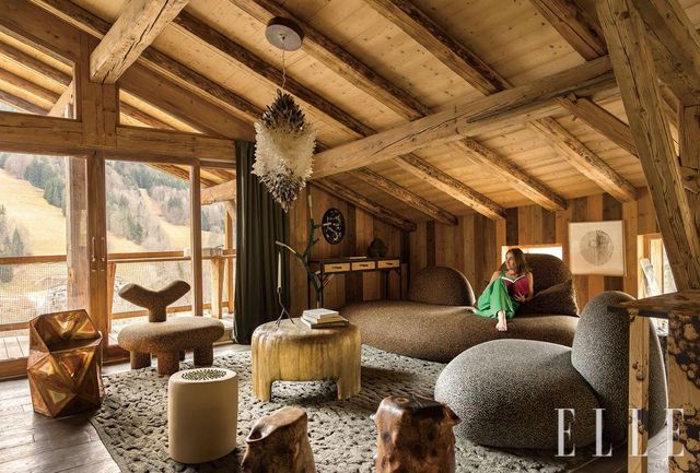 여러 아티스트의 작품이 어우러진 거실. 구리 소재 의자는 줄리언 메이어(Julian Mayor)의 ‘룩(Rook)’, 창가의 퍼 라운지체어는 올가 옌겔(Olga Engel)의 ‘후 아 유(Who are You)’, 벨벳 리본으로 만든 도트 패턴의 스툴은 코랄리 보네(Coralie Bonnet)의 ‘플뤼메(Flumet)’, 목재 스툴은 크리스토프 불랑제의 ‘타투(Tattoo)’, 소파는 올가 옌겔의 ‘폼폰(Pompon)’. 도금 처리된 참나무 테이블 뒤에 놓인 청동 촛대는 장 그리소니(Jean Grisoni)의 ‘골로(Golo)’, 천장의 샹들리에는 크리스토퍼 부츠(Christopher Boots)의 크리스털과 스모키 쿼츠를 혼합한 ‘골리앗(Goliath)’. 우측 벽 그림은 모나 오렌(Mona Oren)의 ‘수련의 기억 #7(Me′moire de Ne′nuphar #7)’, 바닥 러그는 아틀리에 토르틸(Atelier Tortil)의 ‘리나(Linna)’. 