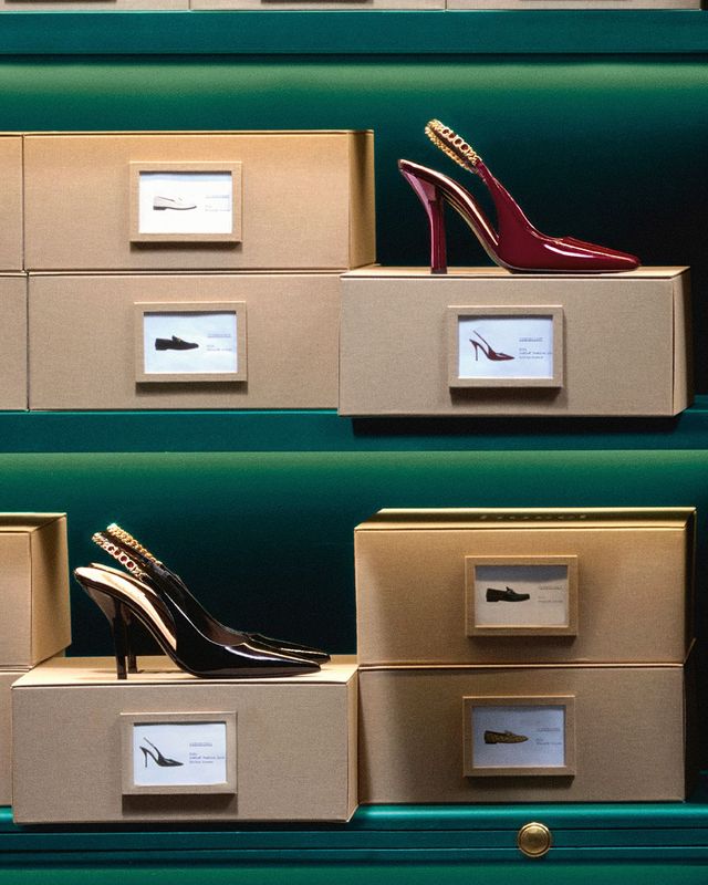 구찌 스토어의 새로운 윈도에 슈즈가 진열된 모습