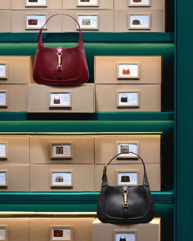 구찌 스토어의 새로운 윈도에 재키 1961 백이 진열된 모습