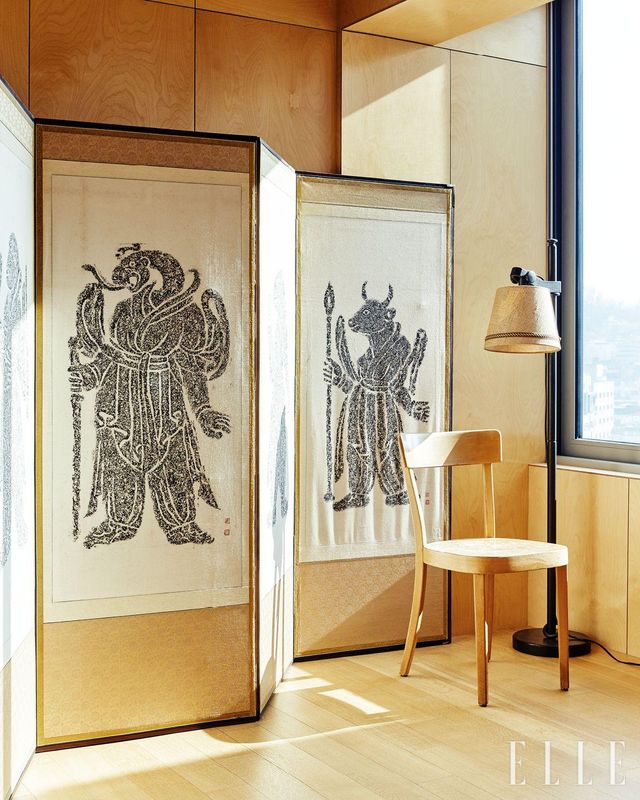 볕이 가장 잘 드는 큰 방은 열린 용도로 비워 두었다. 병풍은 당근마켓에서 구입한 것. 판매자에 따르면 김유신 장군 묘역의 십이지신을 그린 것이다. 