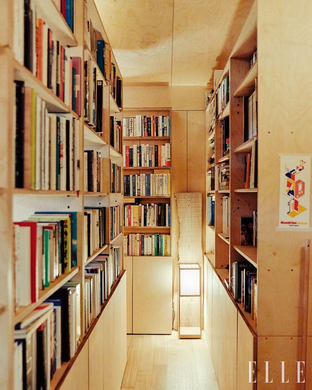 현관문을 열면 펼쳐지는 서재 겸 복도. 한정된 면적에서 최대한 많은 책을 넣기 위한 조치다. 책장 하단은 수납 공간으로 활용 중이다.