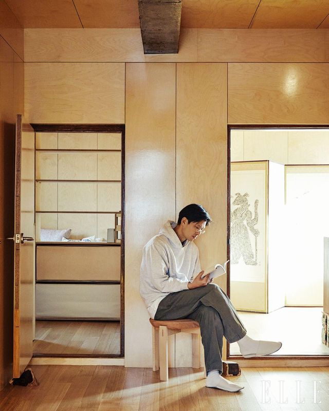 거실에 앉아 있는 박찬용. 천장의 보와 문턱, 야트막한 문높이, 낡은 문틀은 기존 것을 그대로 남긴 것이다. 