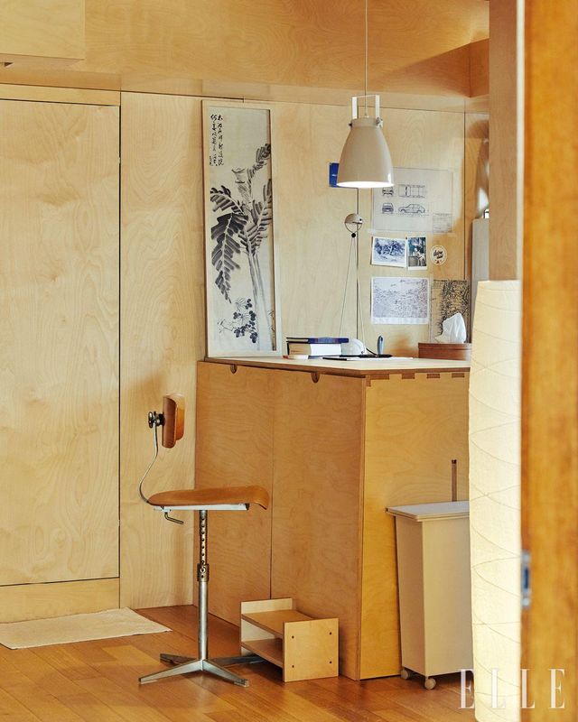 거실 한 켠에 놓인 주방. 수납장 겸 책상부터 민화를 둘러싼 프레임, 의자 아래 작은 발받침까지. 모두 스튜디오 식목일과 함께 제작한 맞춤 기물. 의자는 스위스 빈티지 마켓 구입 제품. 