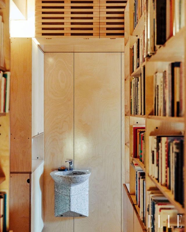 집에 들어와 바로 손 씻기 위해 마련한 세면대는 1990년 출시된 라우펜(Laufen) 포르쉐 디자인 컬래버레이션. 