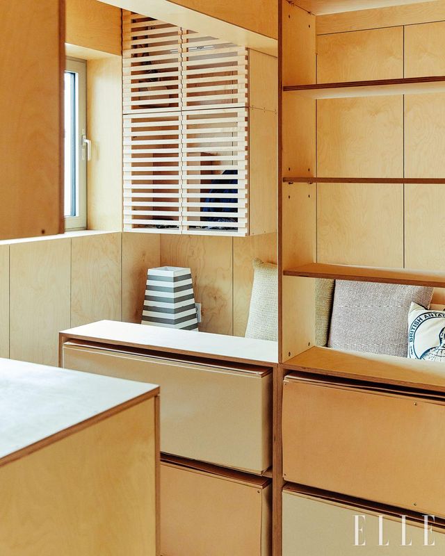 문 밖에서 바라본 침실. 침대 프레임과 수납을 겸하는 장에 패브릭과 가죽을 덧댄 서랍을 만들어 넣었다. 