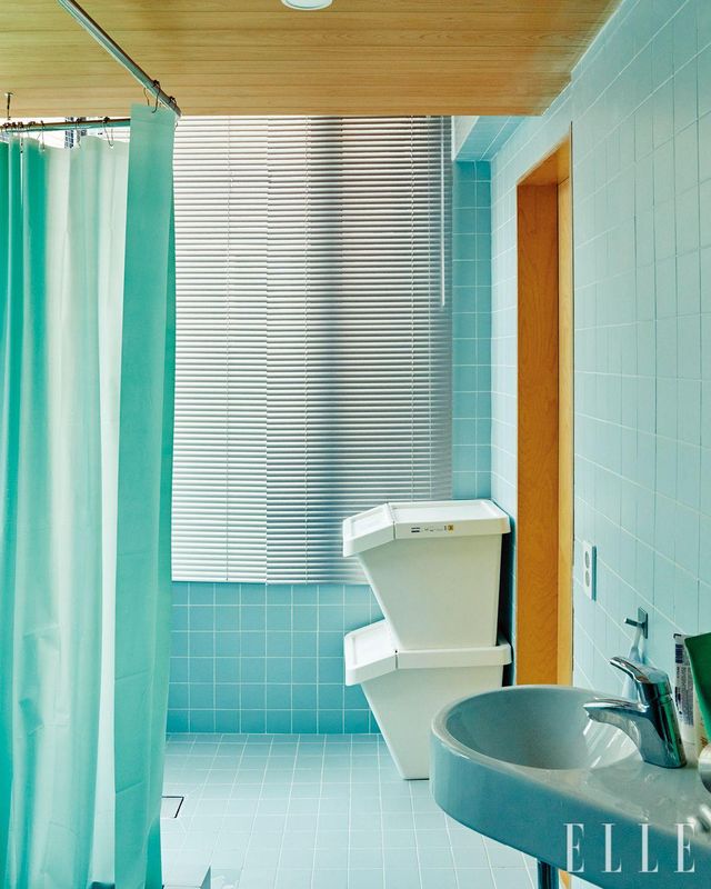 이탈리아산 풀 보디 타일로 장식한 민트색 욕실.