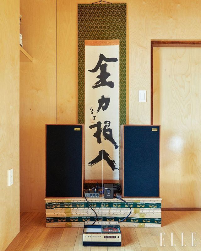 나주에서 중고 거래한 빈티지 오디오와 당근마켓에서 구매한 족자. 힘차게 내려쓴 글자의 뜻은 ‘전력투입’. 인테리어에 쓰고 남은 목재를 쌓아 임시 오디오 거치대를 만들었다.