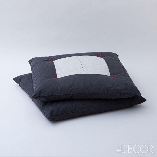 림 서울은 실용적이고 명확한 쓰임새를 지녀야 한다는 신념으로 방석과 베개, 이불 등 다양한 작품을 선보이고 있다. 