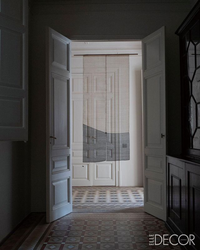 지난 10월 바르셀로나 20세기 아파트에서 진행된 전시에 설치된 ‘행잉 스플릿’.