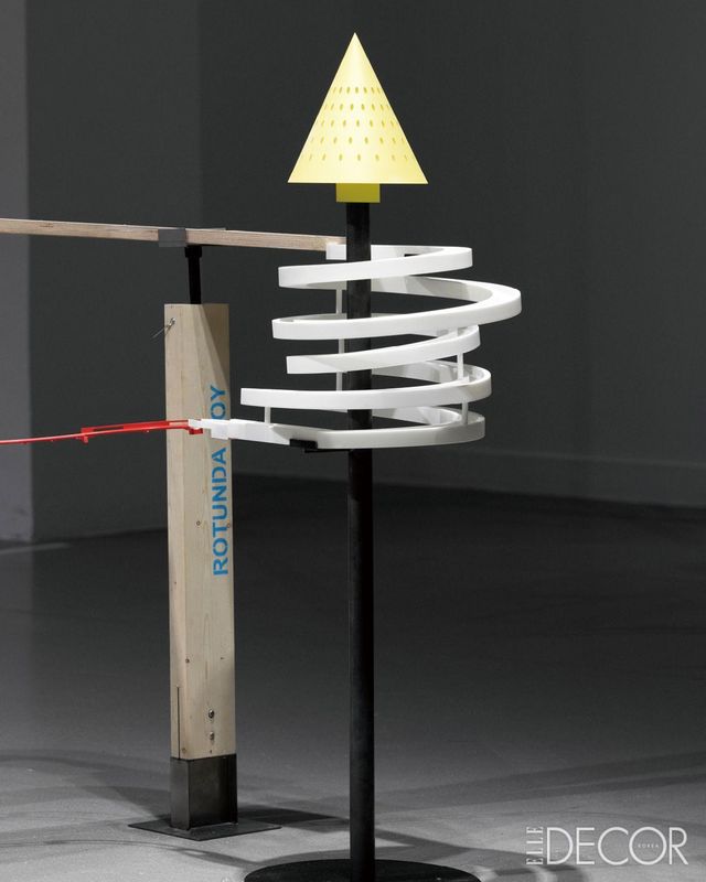 정해진 길을 따라 구슬이 아래로 떨어지게 만드는 기계 장치를 이용해 국립현대미술관 과천관의 공간적 특성을 탐험하게 만드는 ‘리추얼 머신’.