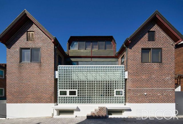 반투명한 유리블록으로 벽돌집에 새로운 질서를 준 뮤즈 글라스 하우스 외관.