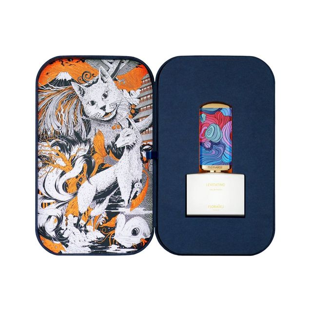 플로라이쿠 레비테이팅: 시트러스가 톱 노트, 실론티와 마테차, 정향이 미들 노트, 베이스 노트는 가이악 우드, 시더우드에 바닐라 버번 한 방울을 떨어뜨린, 서양이 느낀 동양의 신비. 오 드 퍼퓸 50mL 46만9천원.