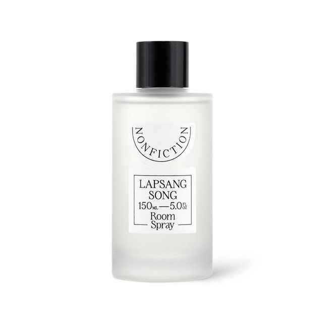 논픽션 랍상 송 룸 스프레이: 눈 덮인 산장에서 날 법한 장작 연기, 가죽 소파 냄새, 바닐라와 카다멈이 랍상소총 차 향을 감싸며 감각을 사로잡는다. 50mL 3만4천원, 150mL 6만5천원.