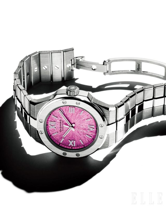 비비드한 핑크 다이얼로 포인트를 준 직경 33mm 사이즈 알파인 이글 워치는 2천1백64만원, Chopard.