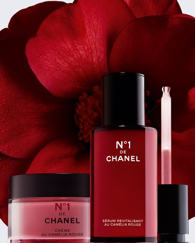 (왼쪽부터) 첫 단계 안티에이징을 책임지는 N°1 DE CHANEL 레드 까멜리아 크림과 세럼.
