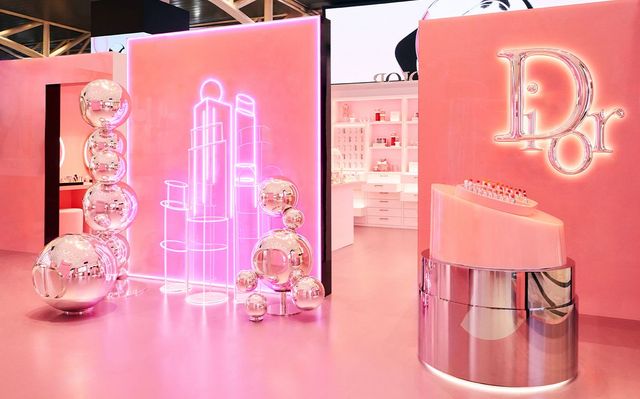 ‘디올 립 글로우 팝업’의 네온 포토월