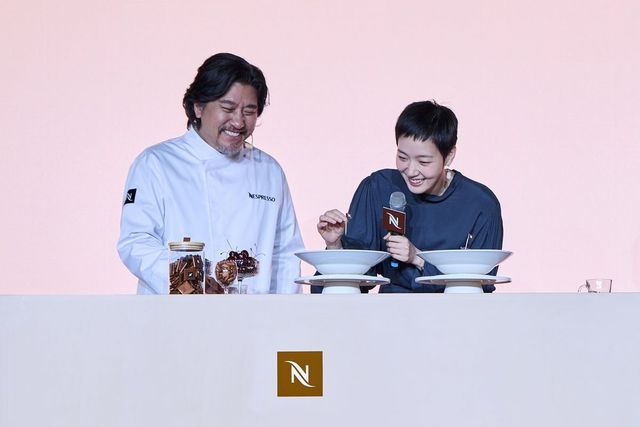 '네스프레소 레이어 케이크'를 장식하고 있는 김고은.