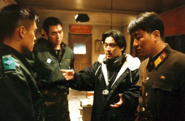 배우들에게 디렉션을 주는 젊은 박찬욱 감독의 모습