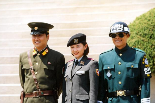 북한군, 중립국 법무관, 남한군이 한 프레임에 담겼다. 이념과 인간성에 대해 이야기했던 영화 〈공동경비구역 JSA〉